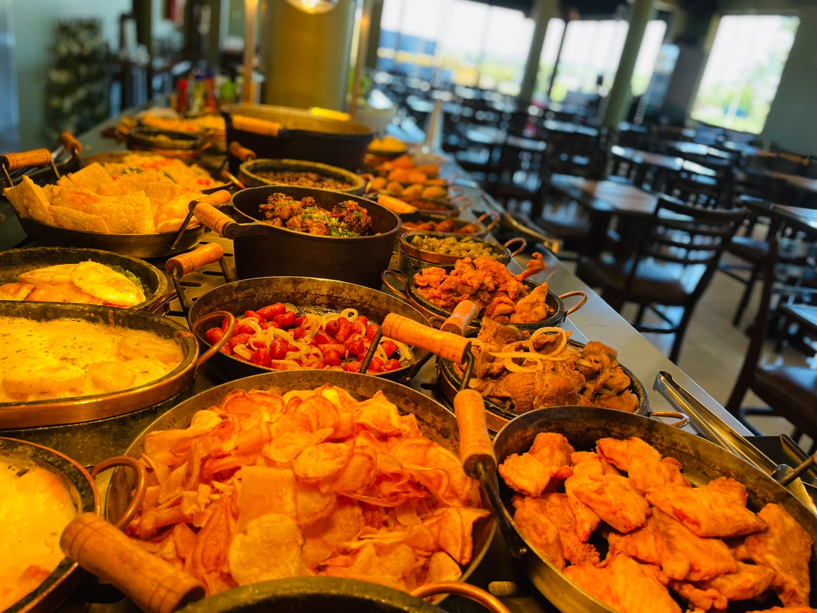 Buffet quente com frango frito, pastéis, batata, escondidinho e ensopados