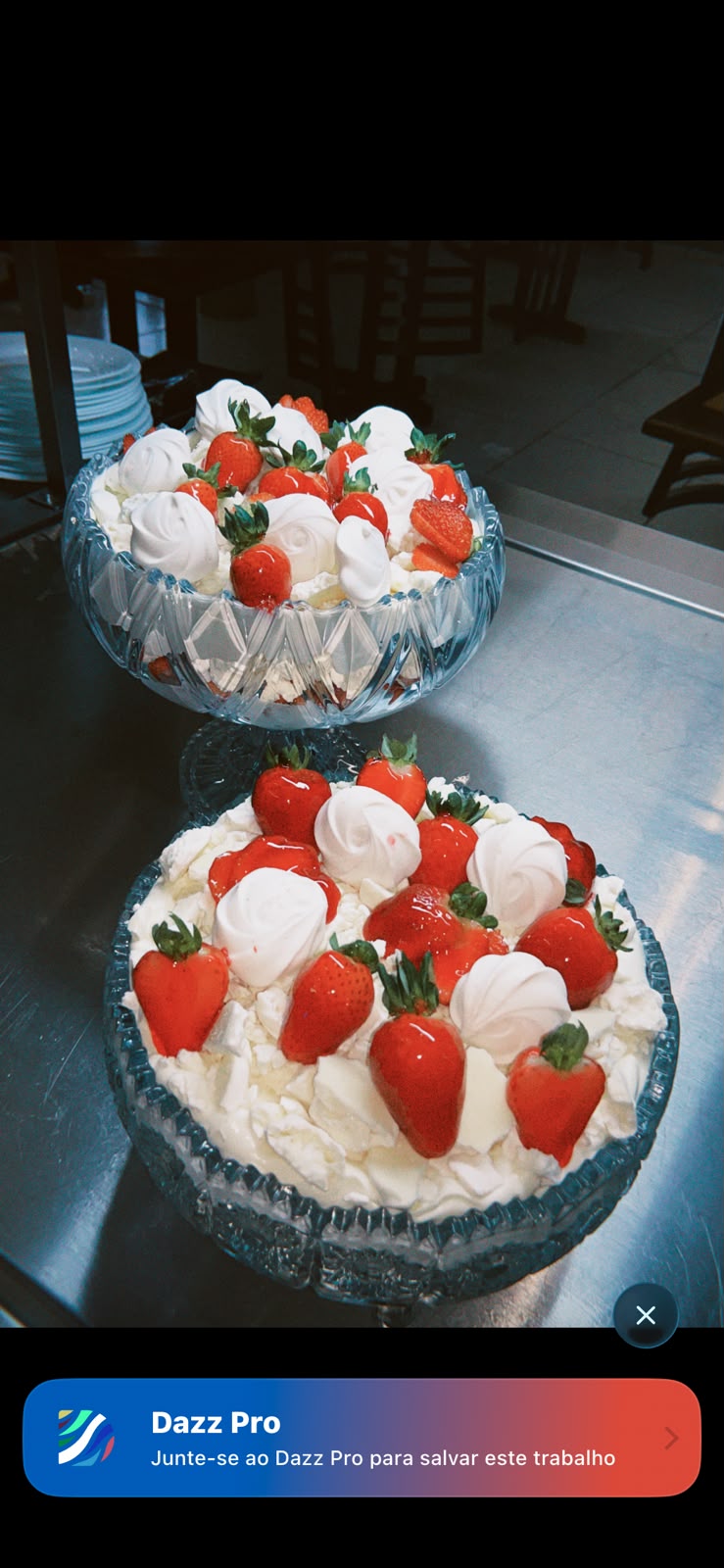 Sobremesas de morango com chantilly e suspiros em travessas de cristal